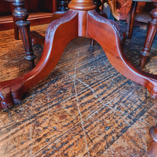 Antique Style Round Table with Extension Leaf