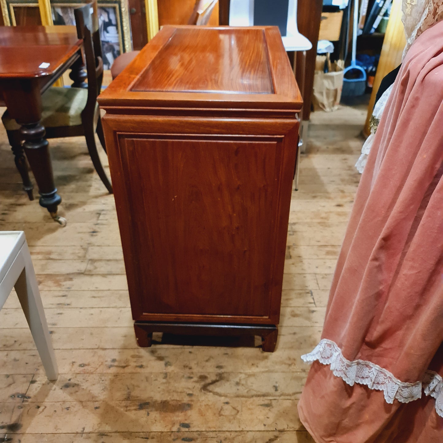 Chest of Drawers in Rosewood