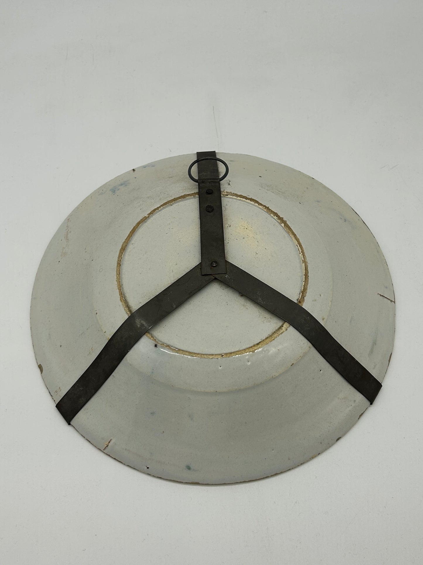 Hand‑Painted Decorative Plate – Unmarked, Fitted for Hanging