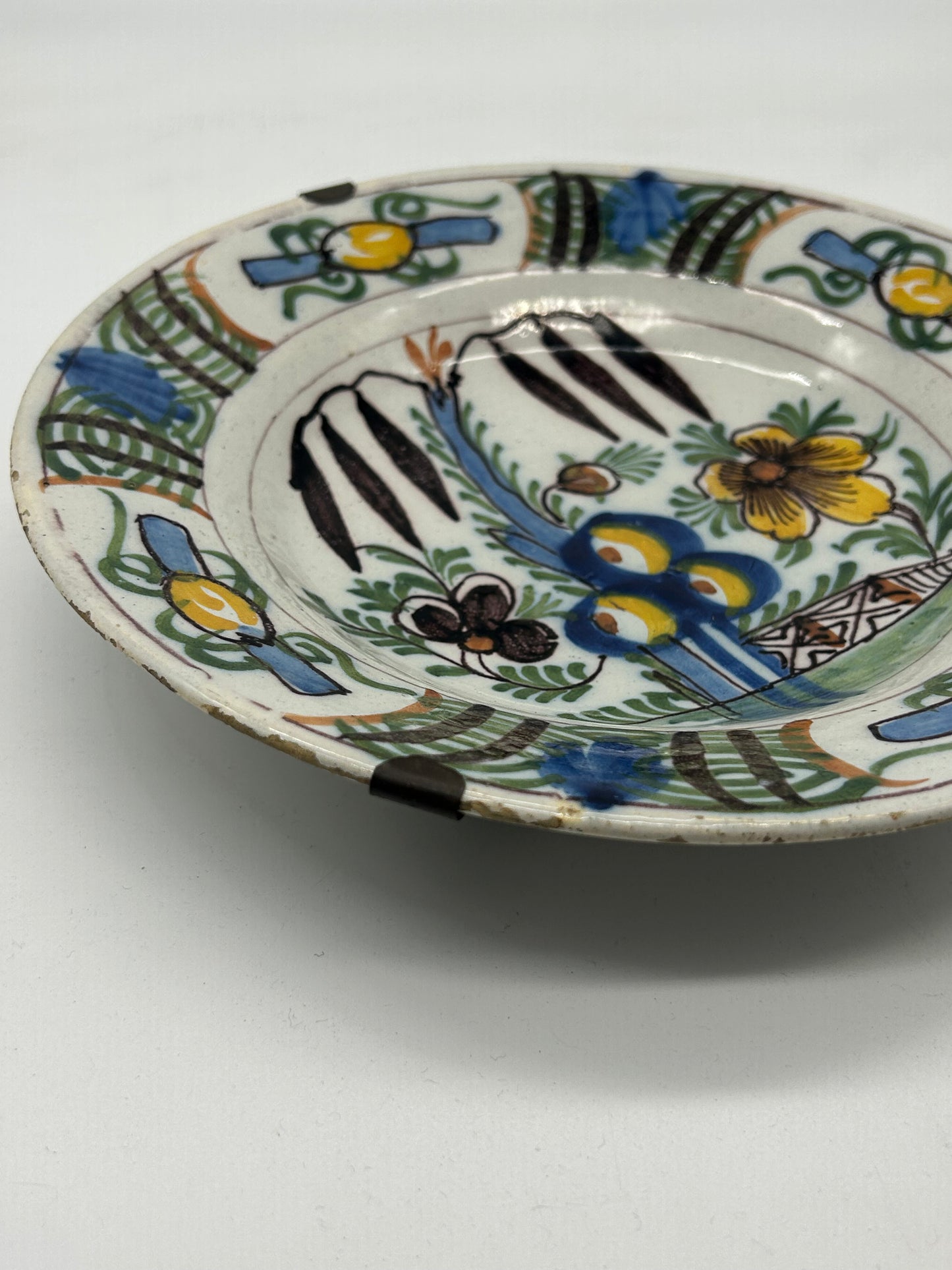 Hand‑Painted Decorative Plate – Unmarked, Fitted for Hanging