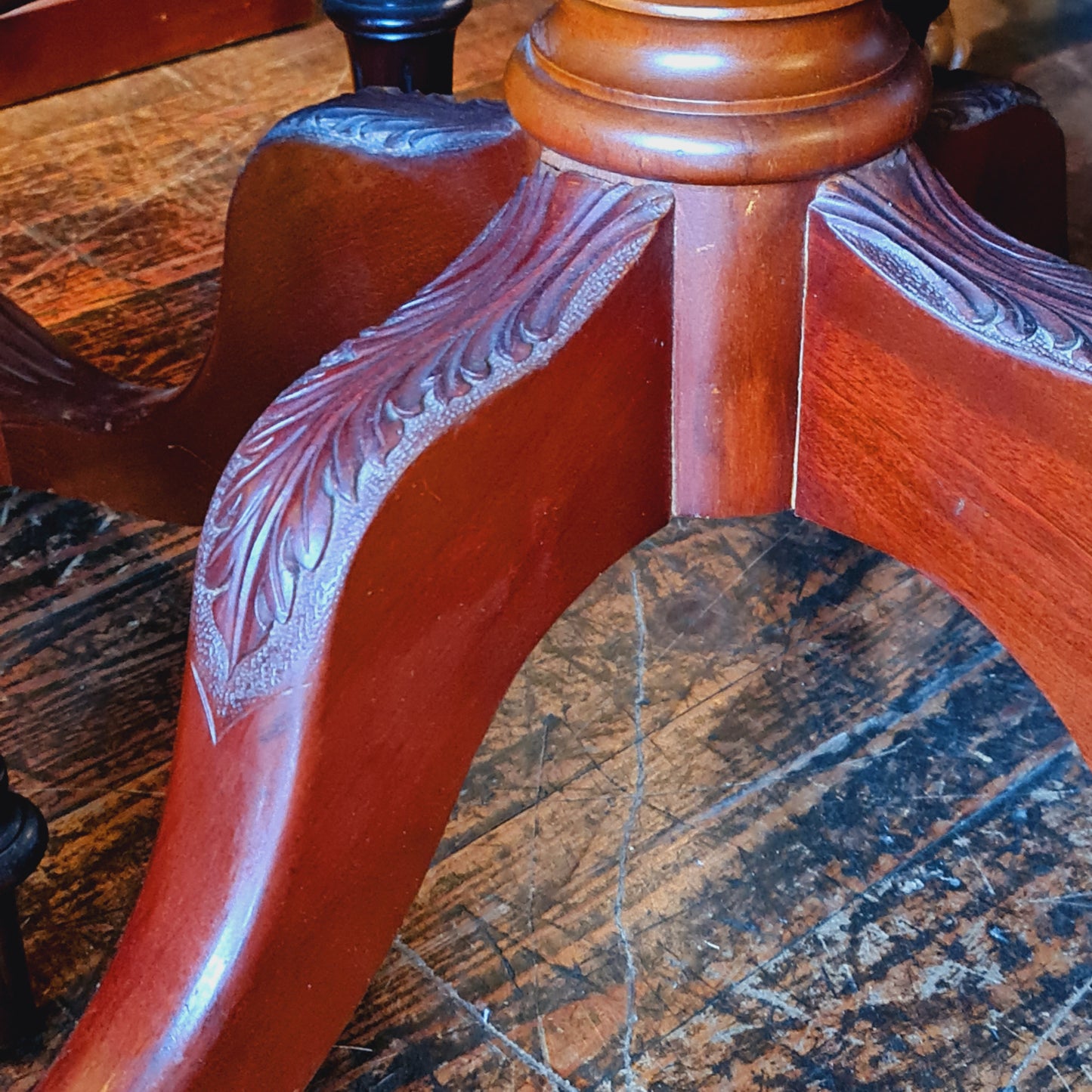 Antique Style Round Table with Extension Leaf