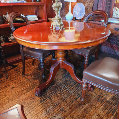Antique Style Round Table with Extension Leaf